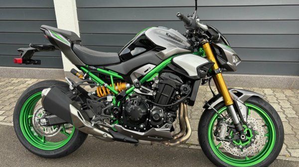 Kawasaki Z900SE 2025.